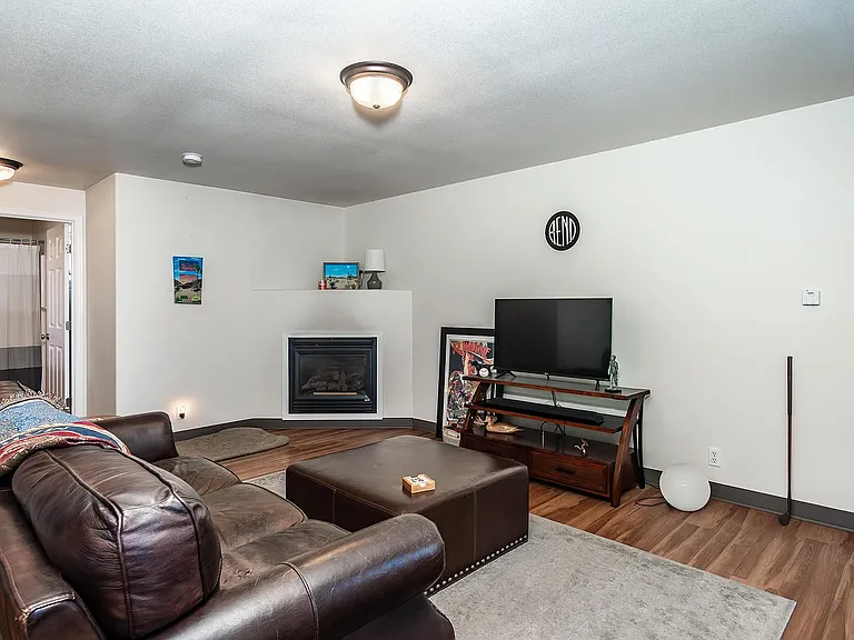 844 NW Ogden Ave #3 — Photo 2