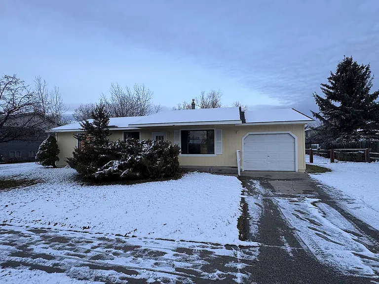 110 N Yellowstone Ave — Photo 2