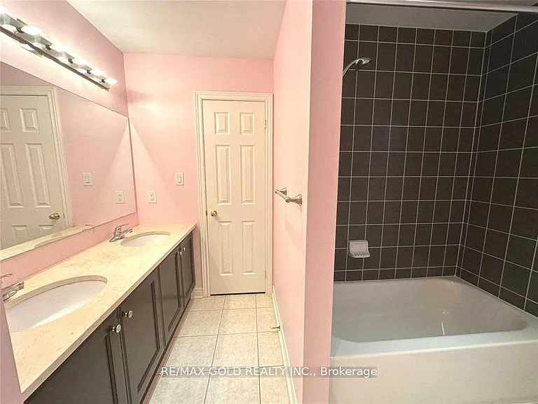 471 Meadowridge Ct — Photo 35
