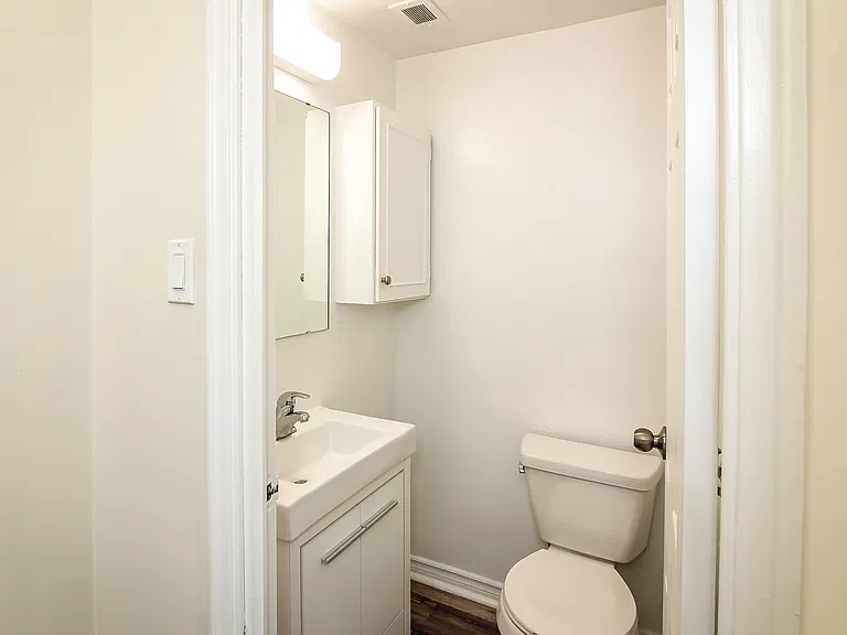 121 Hunter St W — Photo 11