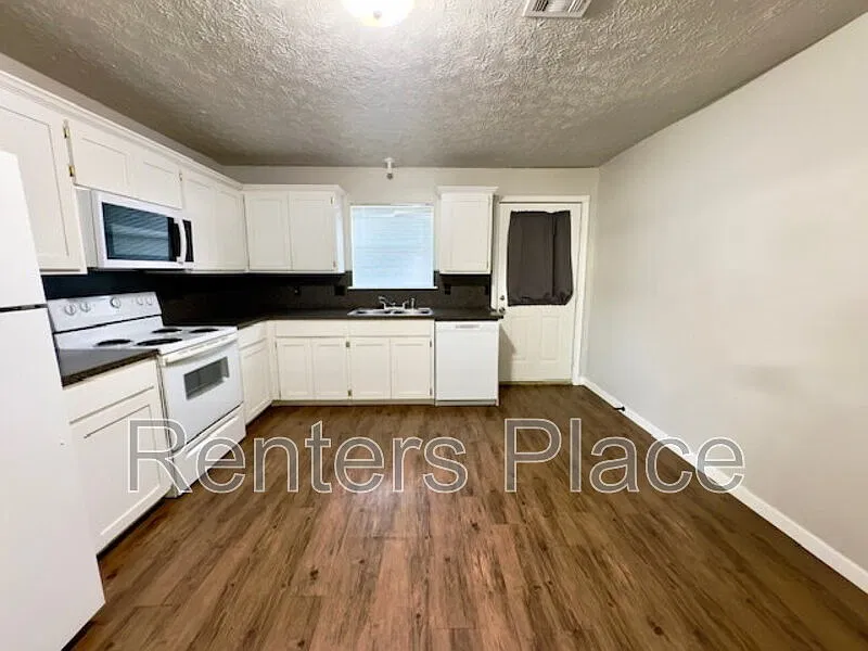 3 bed, 1.0 bath, 1100 sqft, $1,195 — Photo 3