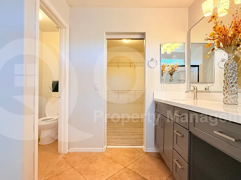 1103 E Grove St — Photo 22