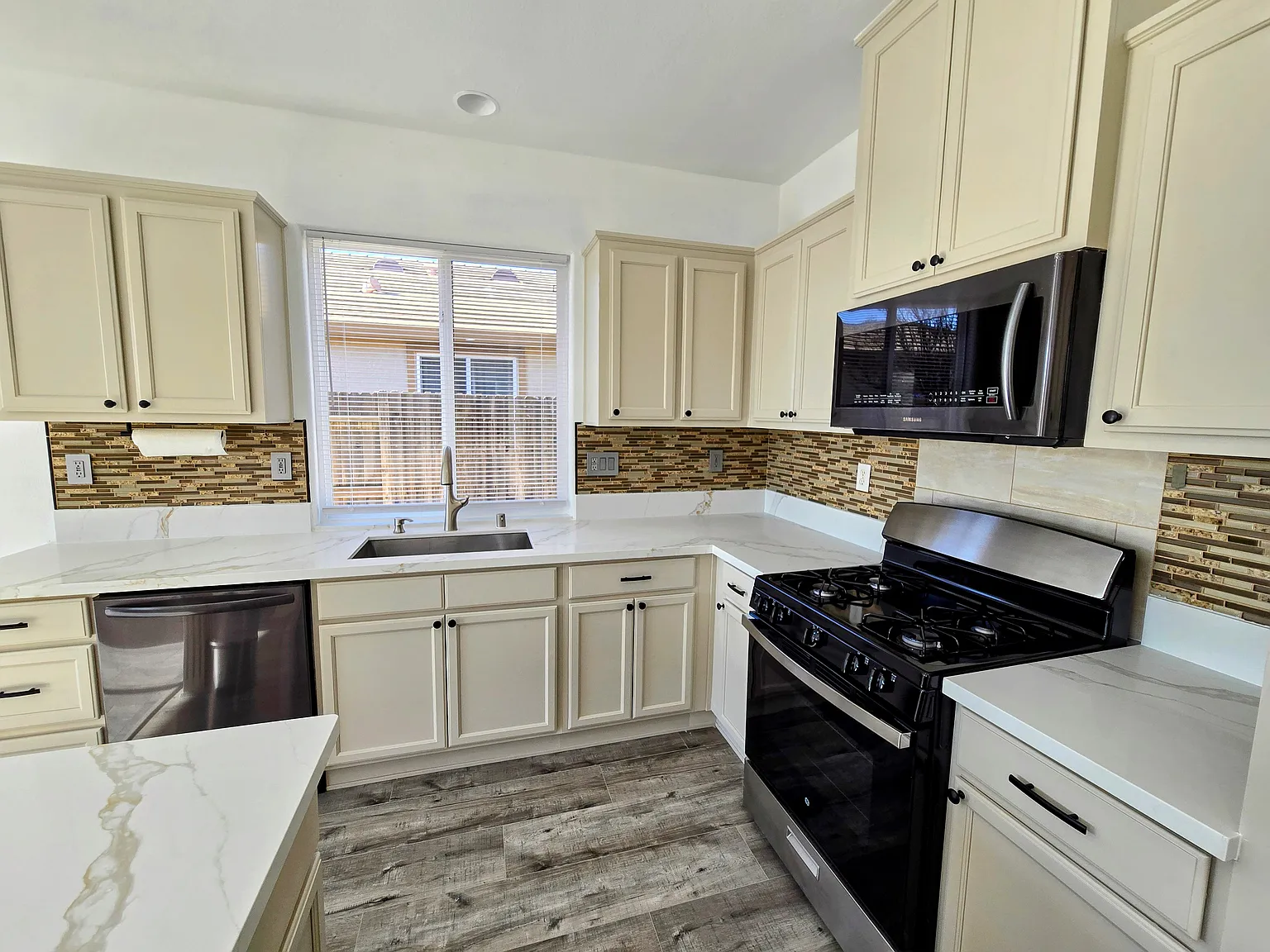 3 bed, 1451 sqft, $3,000 — Photo 1