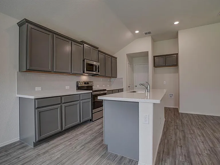 454 Stuart Ln — Photo 6