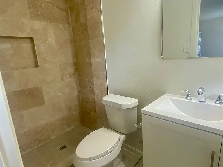 3118 Castlewood St — Photo 34