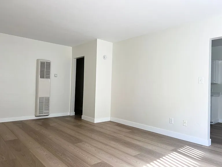 Bright 2 bed 1 bath in Pacific Beach — Photo 8