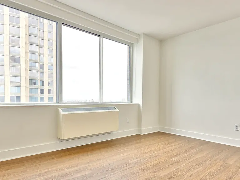 180 Riverside Blvd #10V — Photo 52