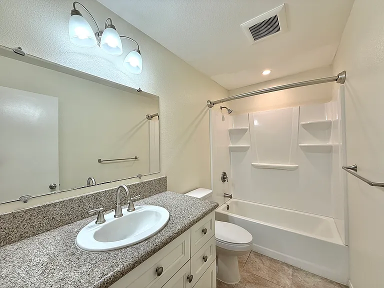 2522 Clairemont Dr #103 — Photo 18