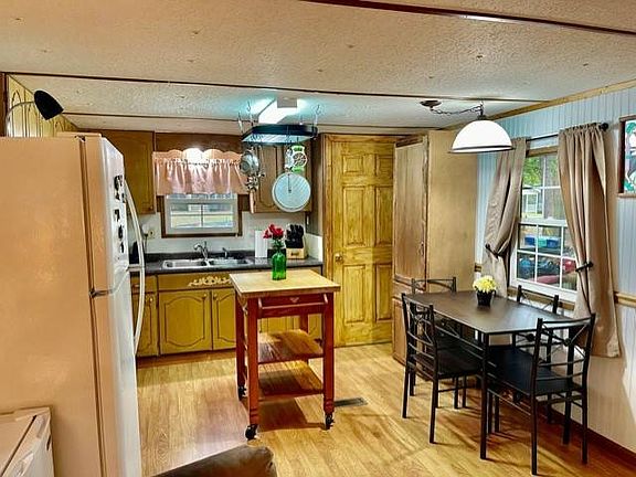 3rd image of 134 Acadian Haven Dr
