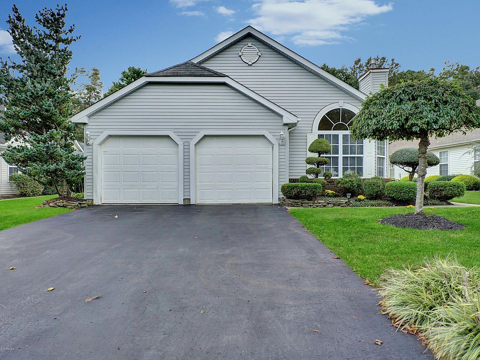 1st image of 25 Pine Hollow Ln