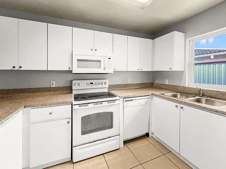 1321 SE 8th Ave #2 — Photo 3