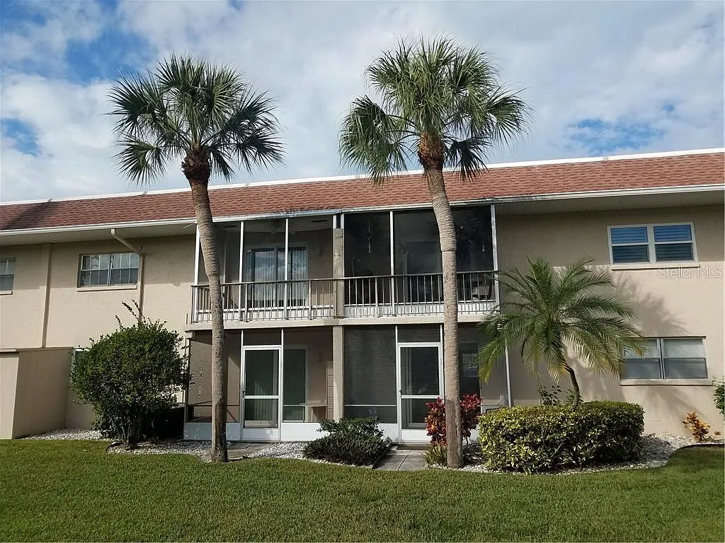 2 bed, 1.5 bath, 925 sqft, $1,590 — Photo 2