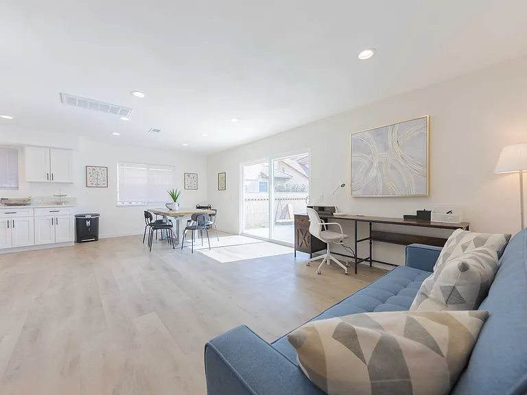 10912 Freer St — Photo 6
