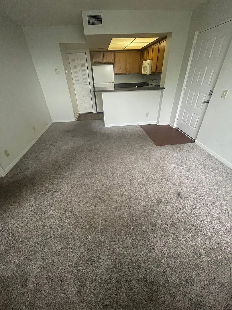 One Bedroom One Bathroom! Waterfront Community — Photo 3