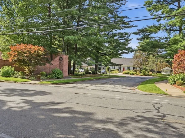 7 Mansion Woods Dr #B, Agawam, MA 01001