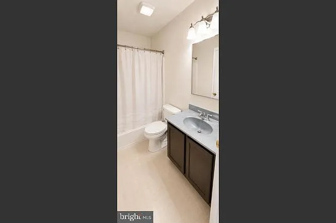 3 bed, 2.5 bath, 1425 sqft, $2,300 — Photo 2