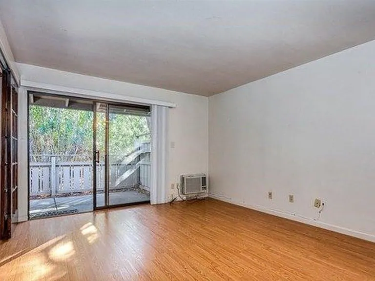 101 Kinross Dr #4 — Photo 3