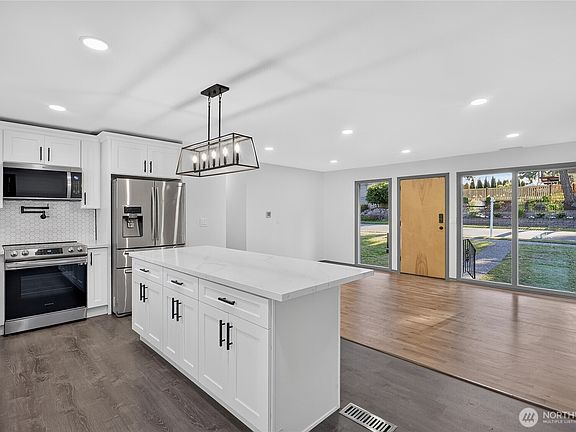 3rd image of 429 Harvard Avenue
