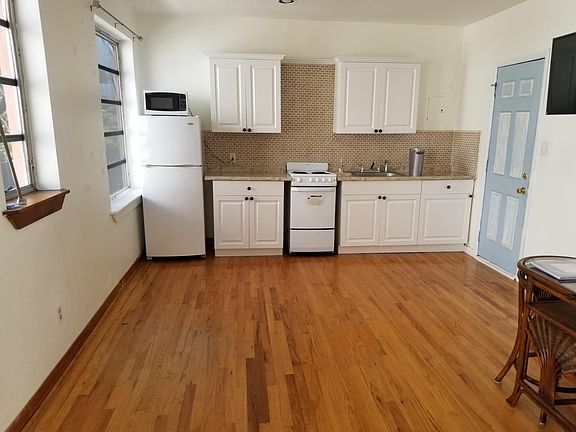 4th image of 723 2nd St