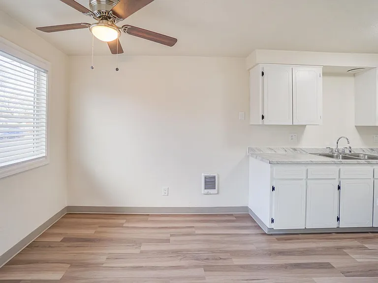 Westwood Apartments ** On-site Laundry Facilities, Off-Street Parking & Private Patio or Balcony — Photo 25
