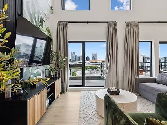 5th image of 635 7th Ave S #606