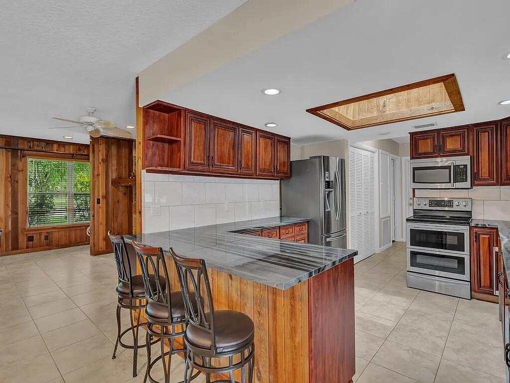 4 bed, 3.0 bath, 2374 sqft, $5,800 — Photo 2