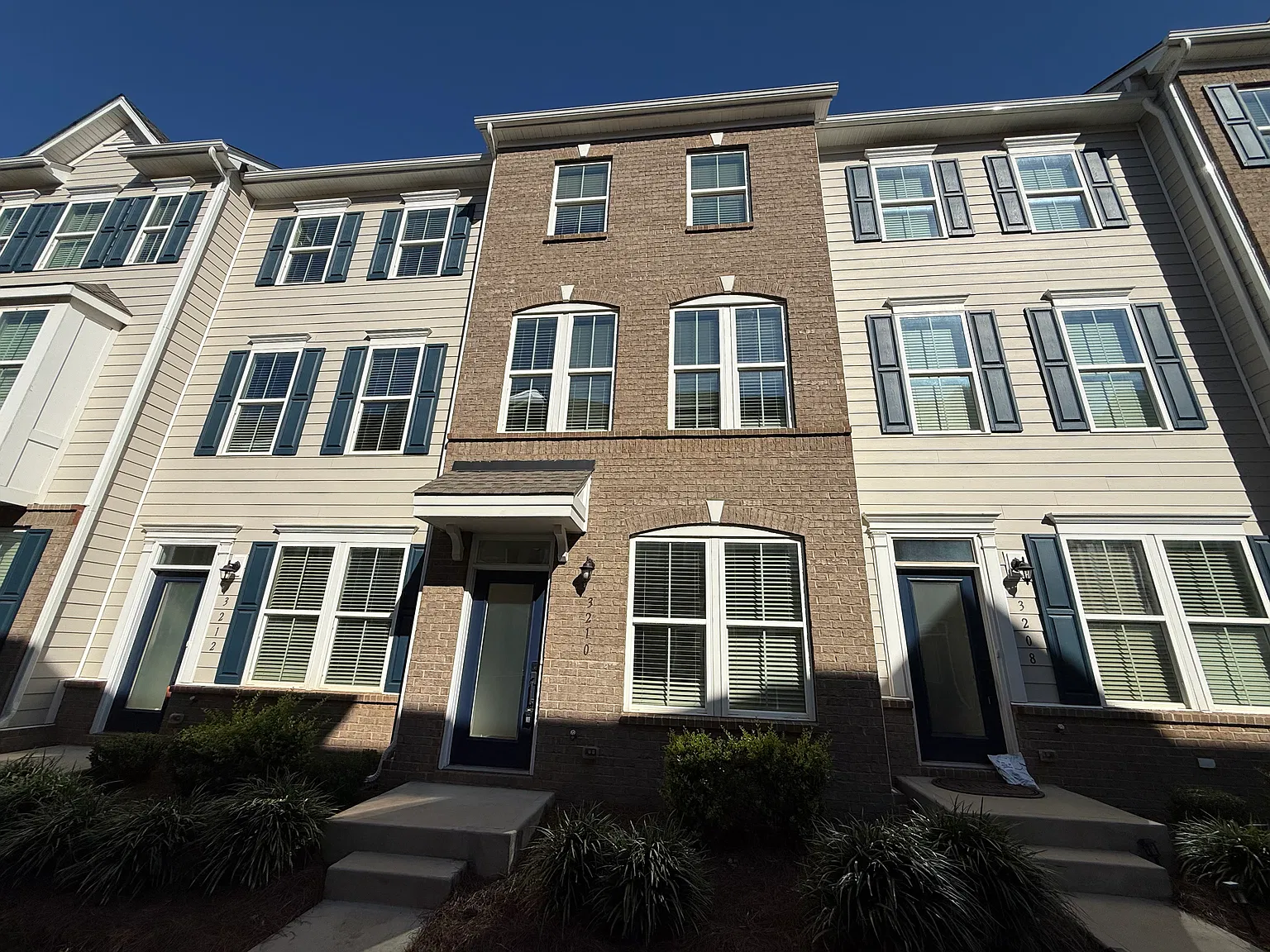 3 bed, 3.5 bath, 1599 sqft, $2,095 — Photo 1