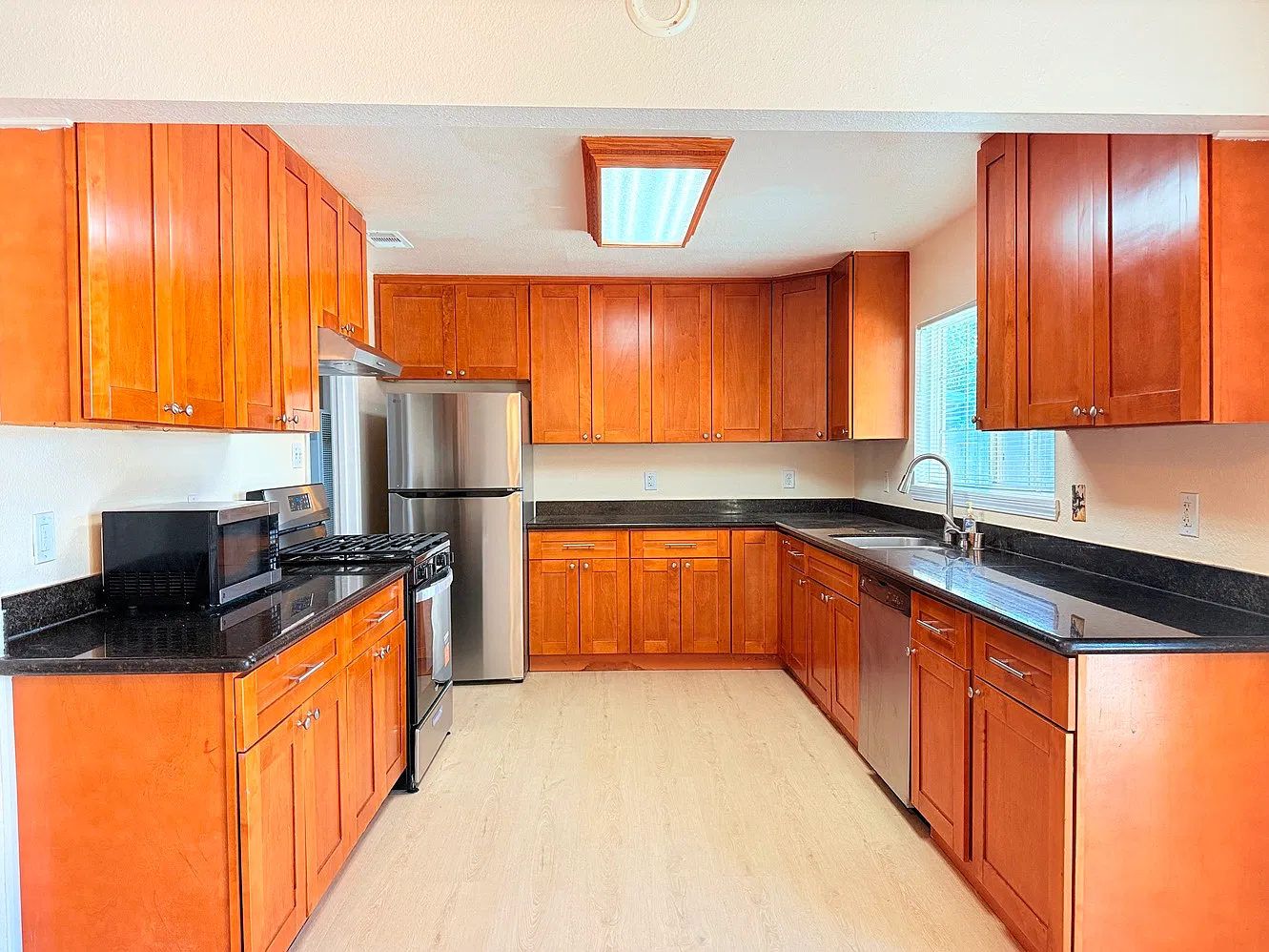 3 bed, 1089 sqft, $3,200 — Photo 2