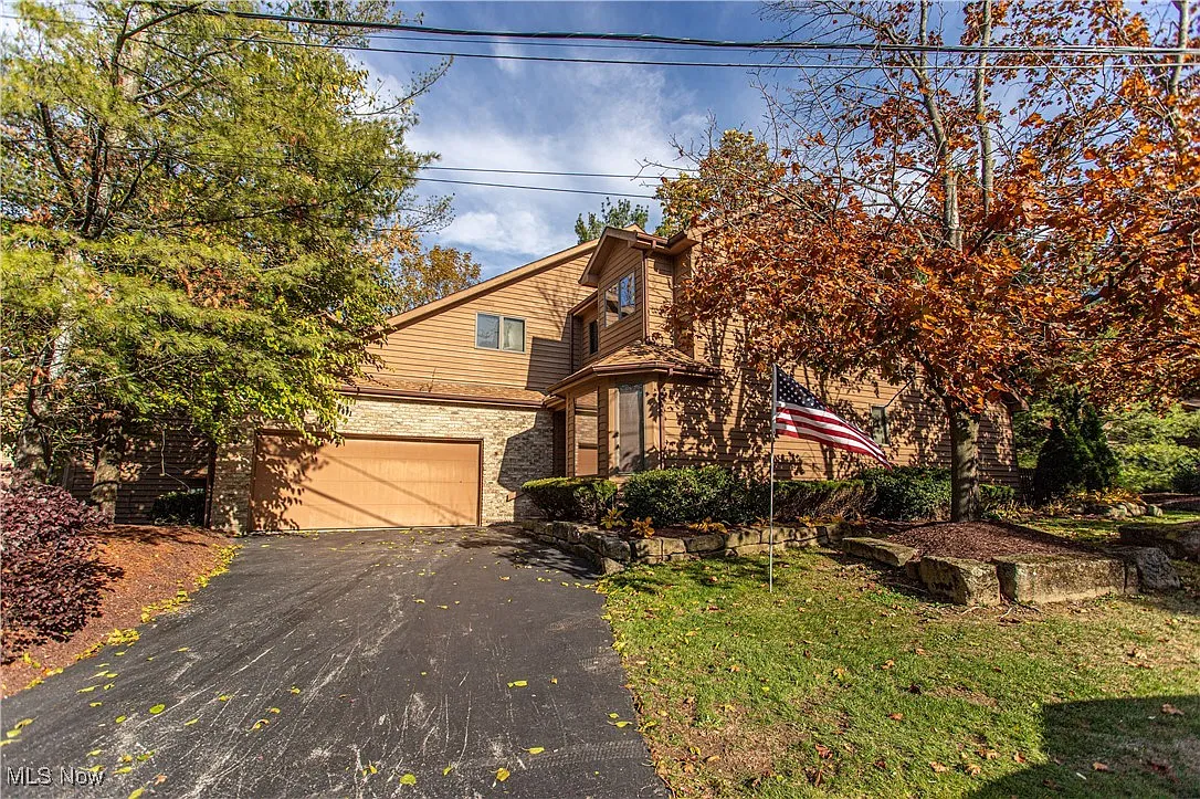 8937 Inverrary Dr SE photo 1