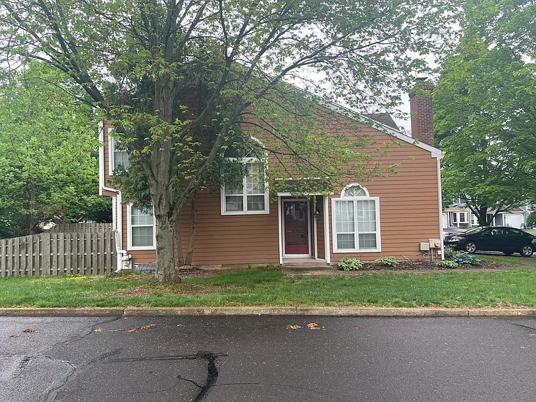 465 Trumbull Ct — Photo 2