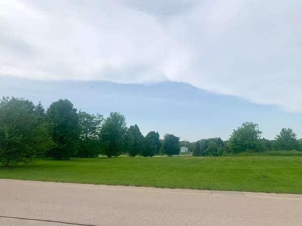 2000 Red Oak Ln, Spring Grove, IL 60081