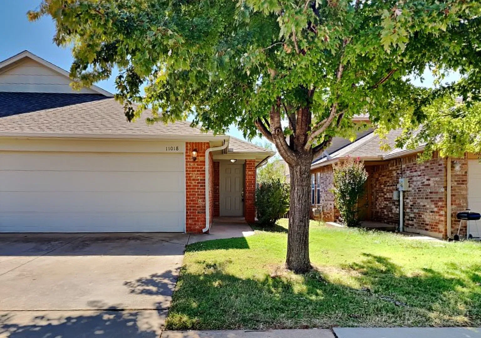 Very Nice Duplex in Gated Neighborhood Mustang Schools — Photo 2