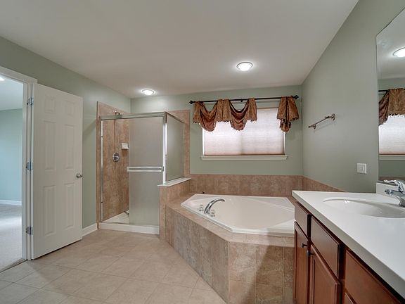 2nd image of 2027 Amelia Ln