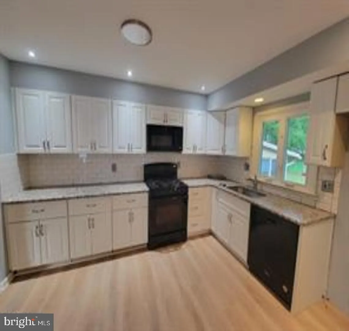 4 bed, 2.5 bath, 2865 sqft, $3,000 — Photo 4