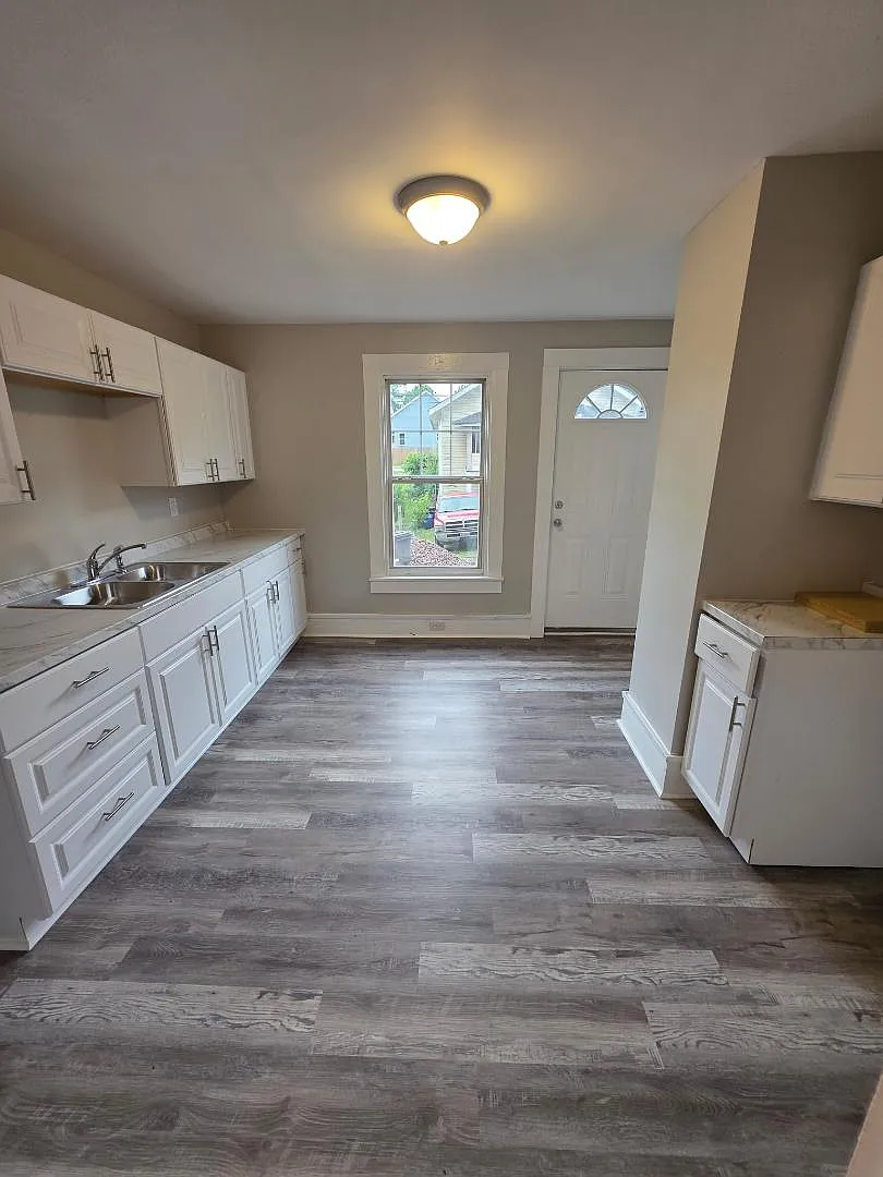 2211 NE Cleveland Ave — Photo 3