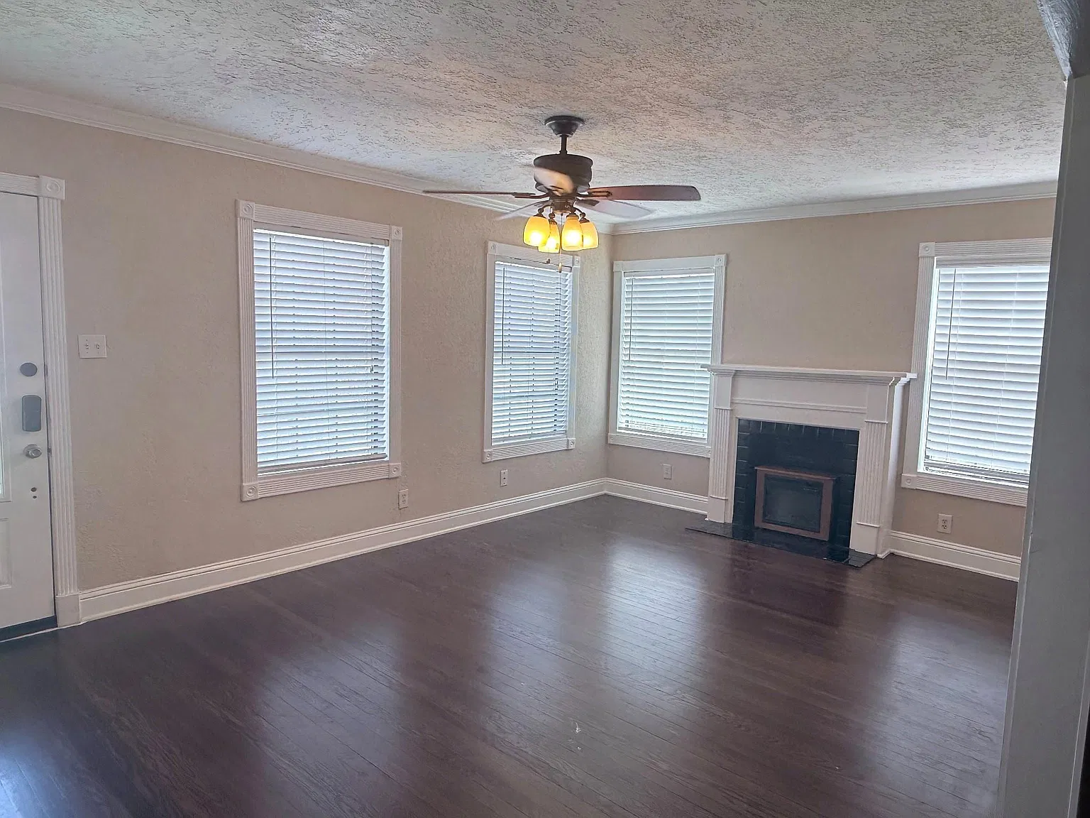 2 bed, 1.0 bath, 1200 sqft, $1,700 — Photo 3