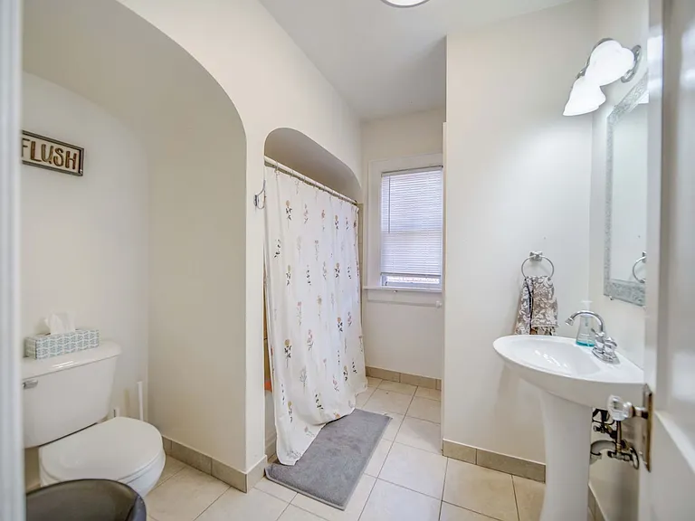 2405 Summit St — Photo 37