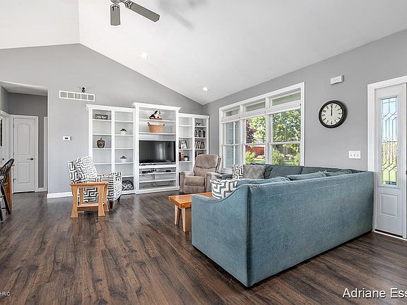 4th image of 9550 Brewster Ln NE