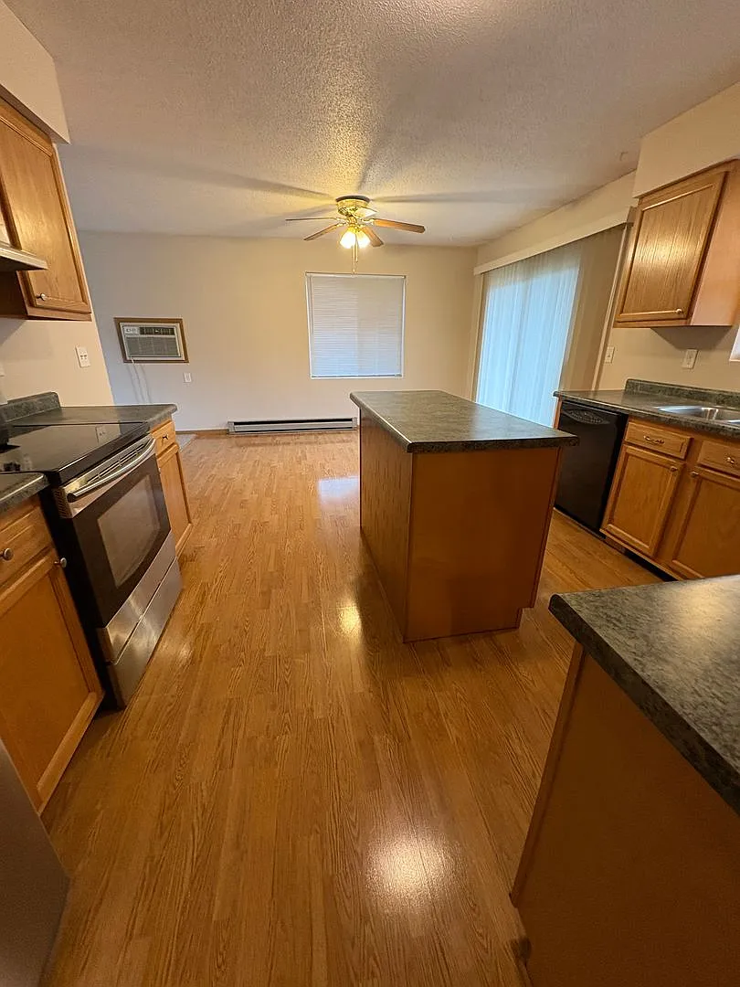 Large 2 Bedroom, 1 Bathroom Upper Duplex In Holmen — Photo 3