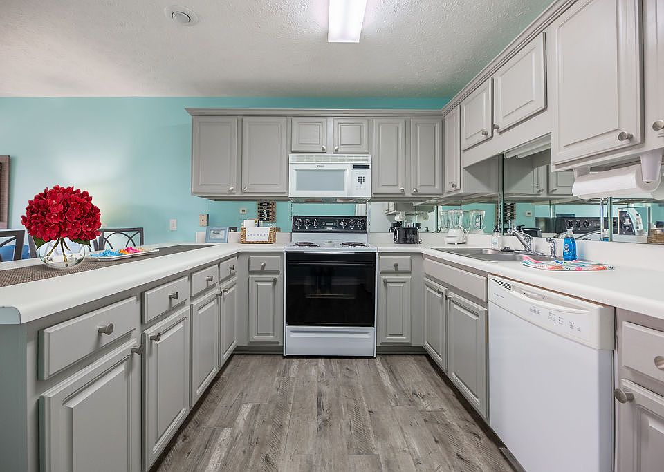 Full size kitchen for cooking a cozy dinner at home.