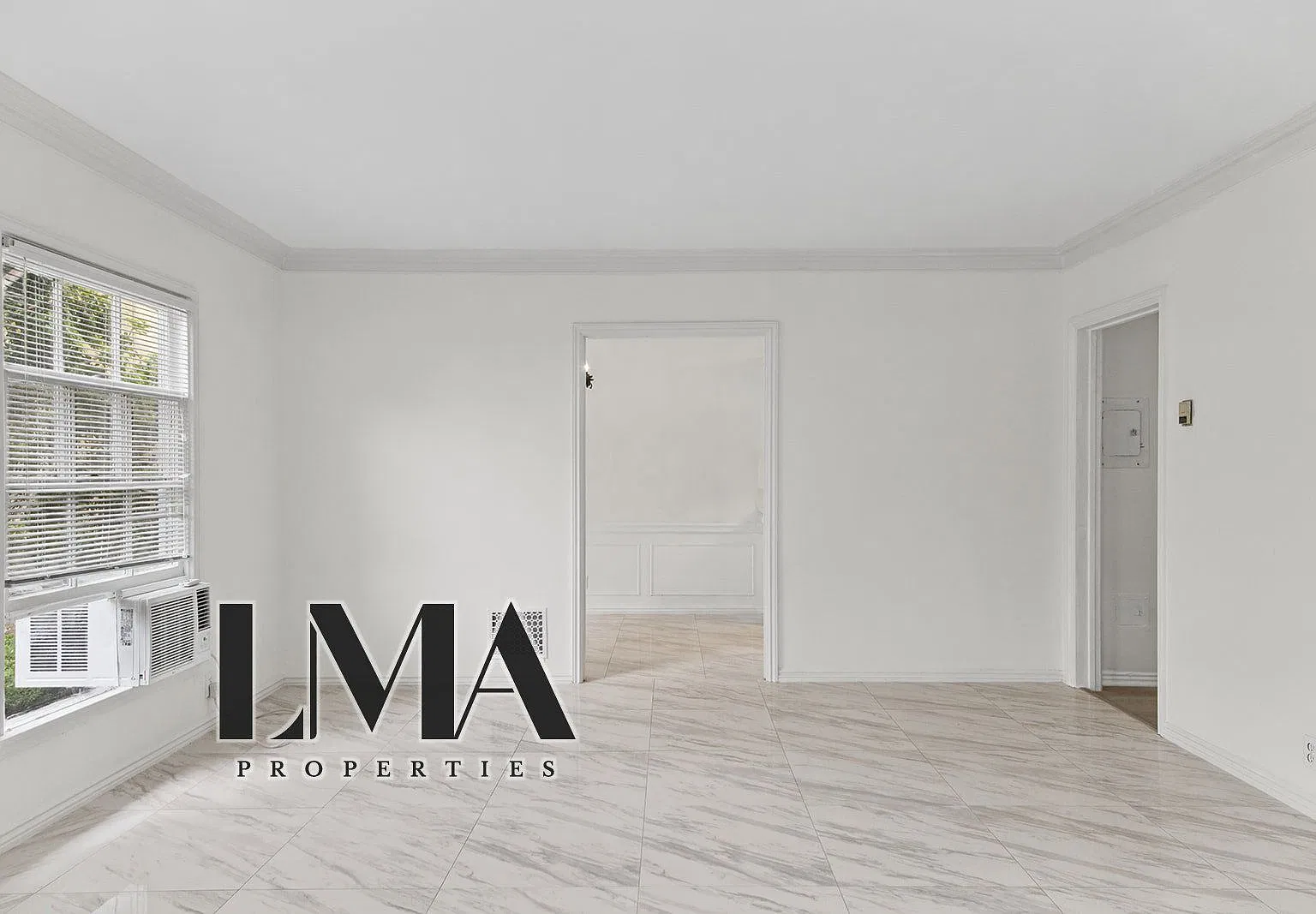 136 S Roxbury Dr — Photo 4
