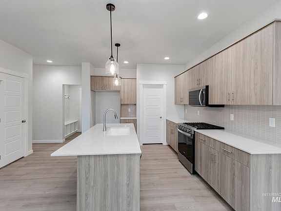 5th image of 2204 S Border Way