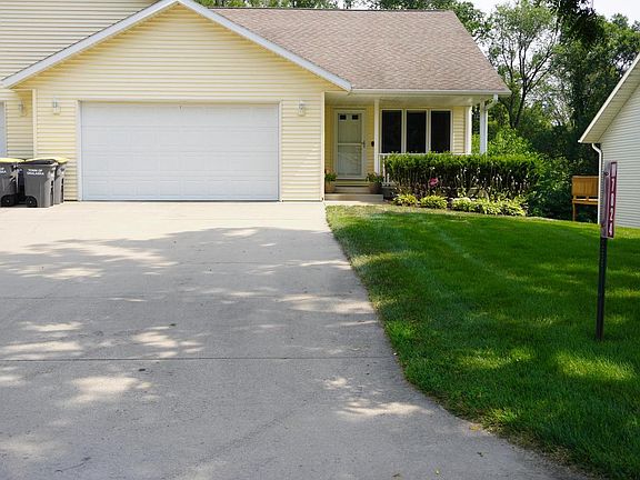 3rd image of W7824 Maple DRIVE