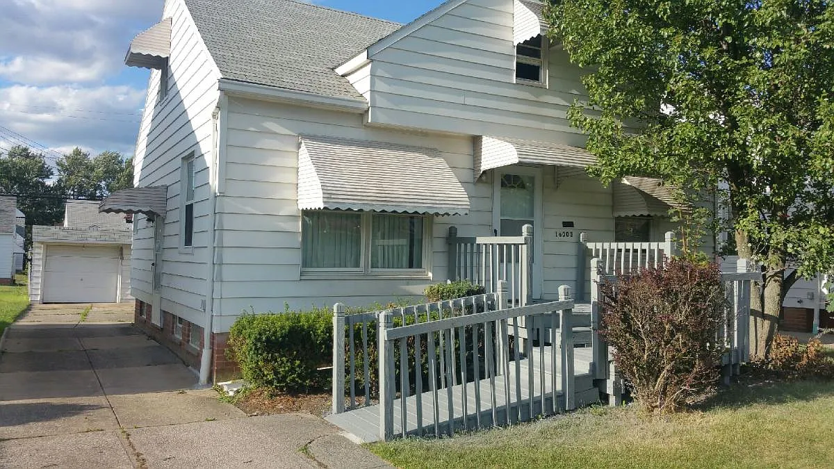 16003 Maplewood Ave photo 1