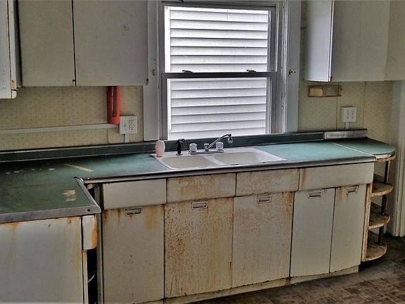 4th image of 194 Silver St