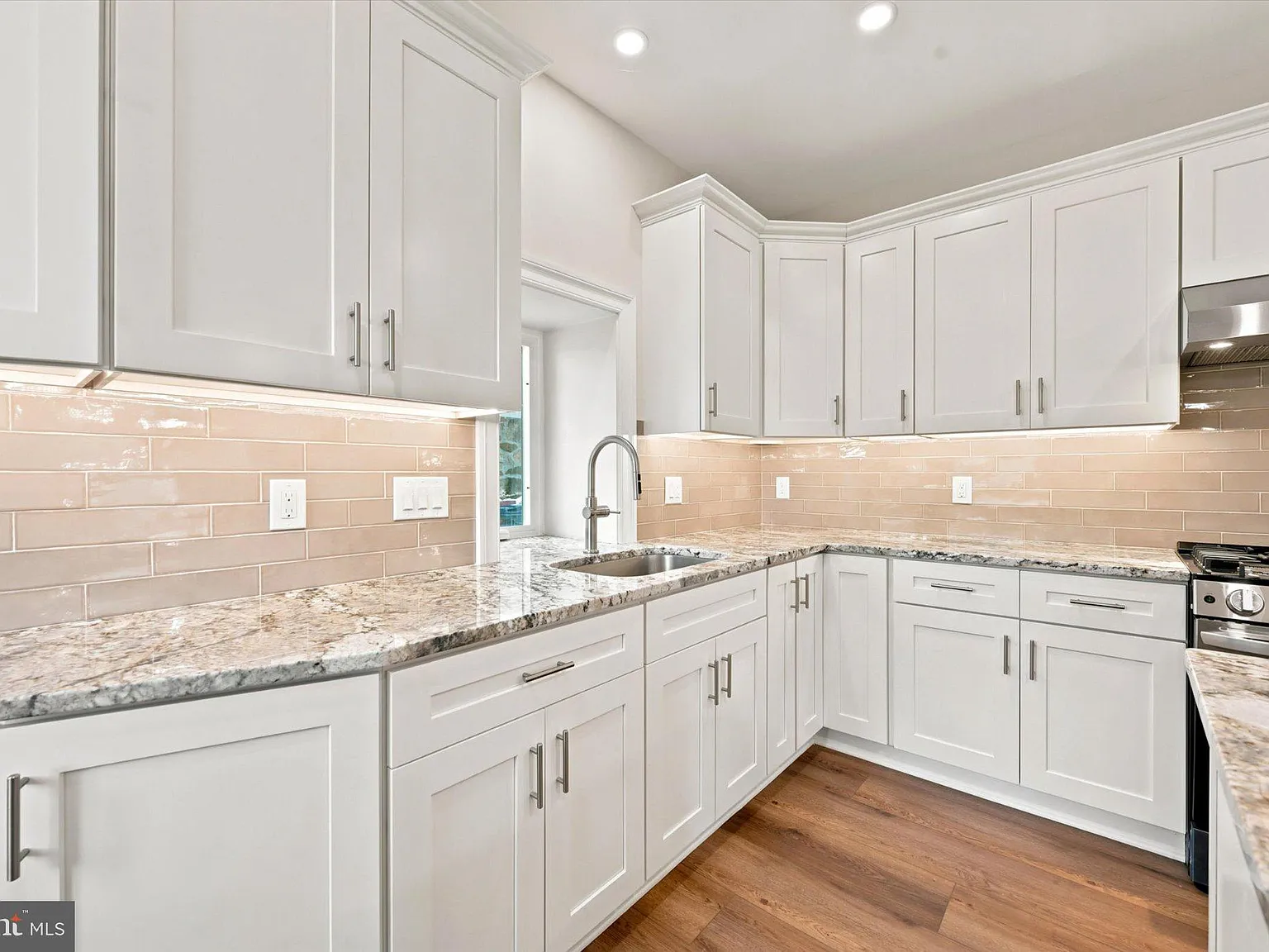 5 bed, 3.5 bath, 3158 sqft, $4,600 — Photo 2