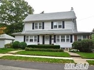 2 Beacon St, Malverne, NY 11565