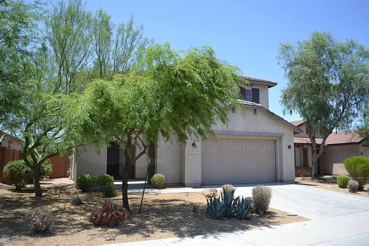 4 bed, 2.5 bath, 3030 sqft, $2,600 — Photo 2