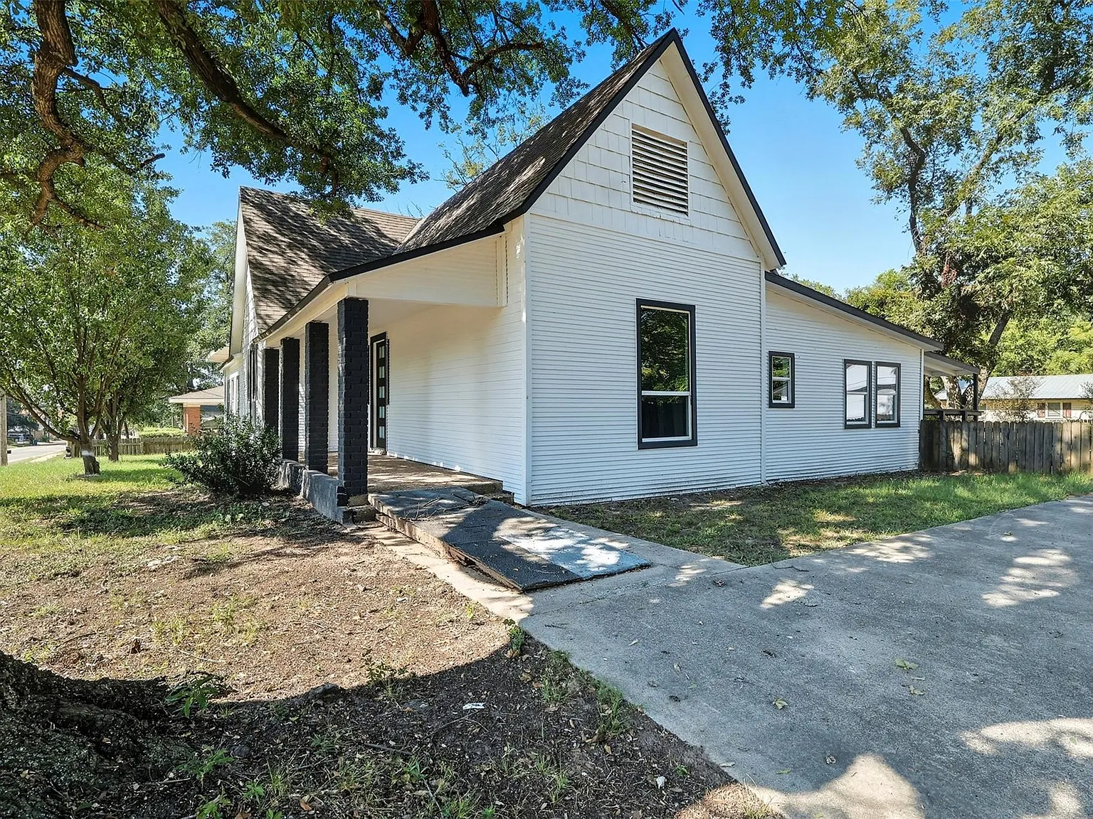 3 bed, 2.0 bath, 3705 sqft, $2,400 — Photo 1