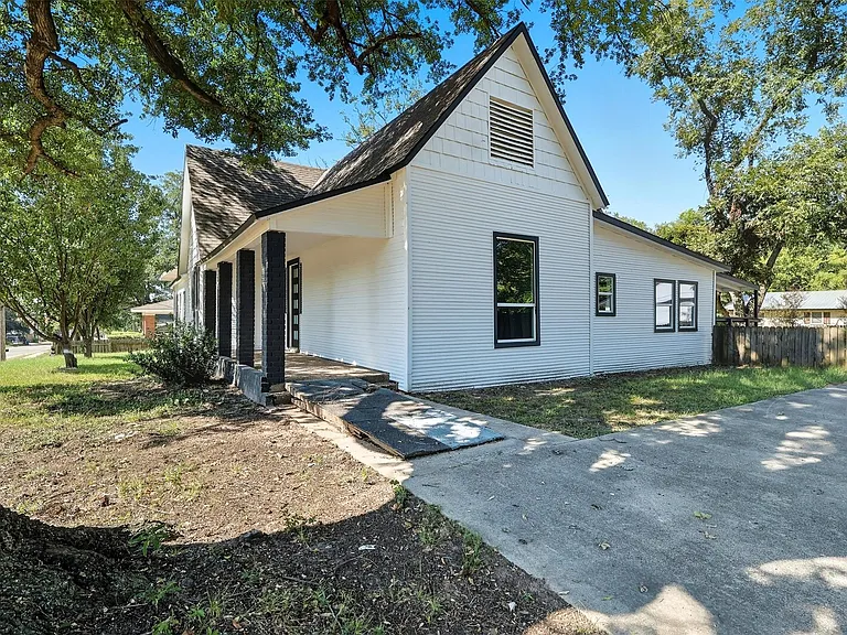 605 N Main St — Photo 1